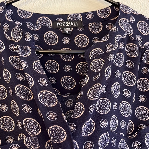 Navy patterned V-neck, loosefitting top from Roz and Ali 1x - Picture 3 of 8
